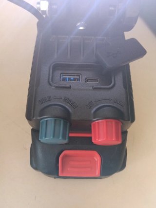 Faro LED Portatile a Batteria