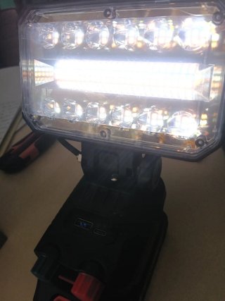 Faro LED Portatile a Batteria