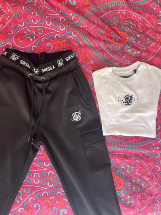 Conjunto SikSilk camiseta y pantalón negro