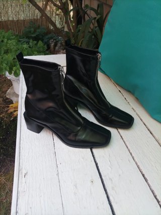 Botines negros con cremallera,tacón de 5cms