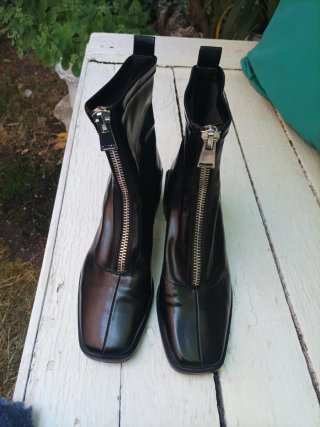 Botines negros con cremallera,tacón de 5cms
