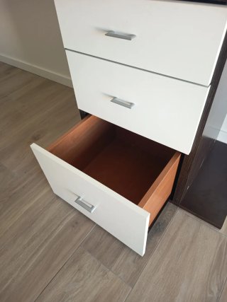 Cajonera de madera blanca y marrón