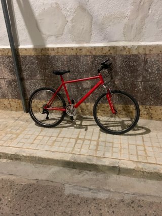 Bicicleta de montaña roja