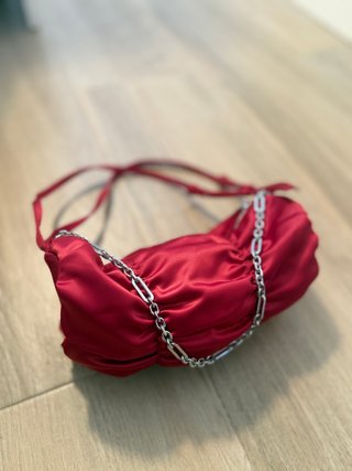 Estupendo bolso de hombro rojo frambuesa satinado