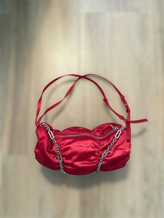 Estupendo bolso de hombro rojo frambuesa satinado