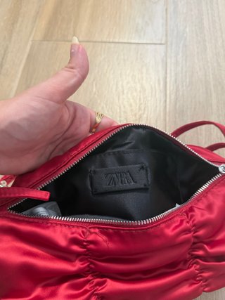 Estupendo bolso de hombro rojo frambuesa satinado