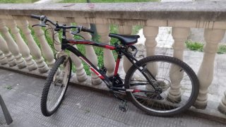 Bicicleta de Montaña Negra y Roja