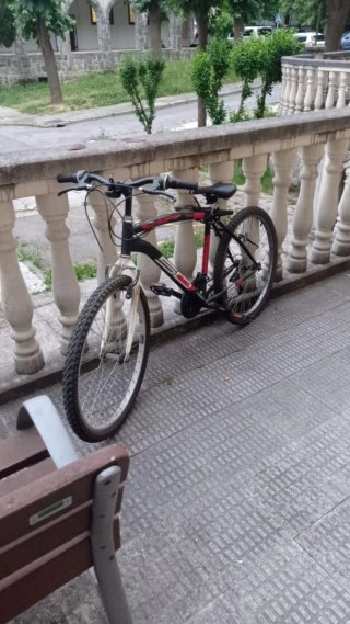 Bicicleta de Montaña Negra y Roja