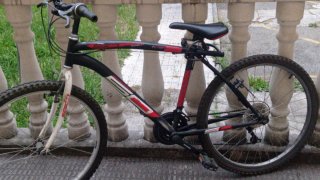 Bicicleta de Montaña Negra y Roja