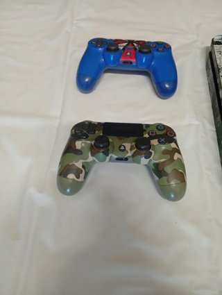 Consola PS4 con 2 mandos y accesorios