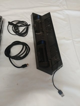 Consola PS4 con 2 mandos y accesorios