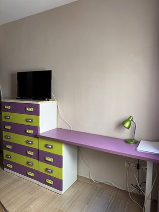 Cama juvenil con cajones y escritorio.