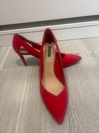 Zapatos de salón rojos Stradivarius T41