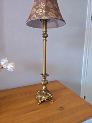 Lámpara de mesa vintage dorada.