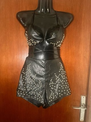 Conjunto Top y Short Negro Tachas