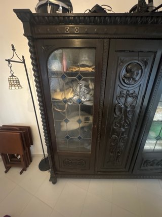 Armario antiguo de madera y cristal