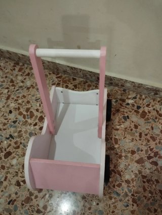 Carrito de juguete rosa y blanco