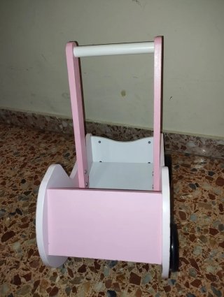 Carrito de juguete rosa y blanco