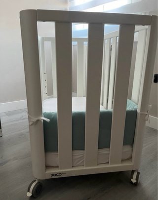 Minicuna/Cuna DOCO Sleeping incluye colchón.