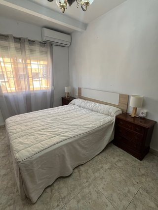 Cama matrimonio con mesillas