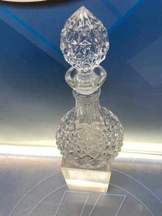 Licorera de cristal de Bohemia tallado