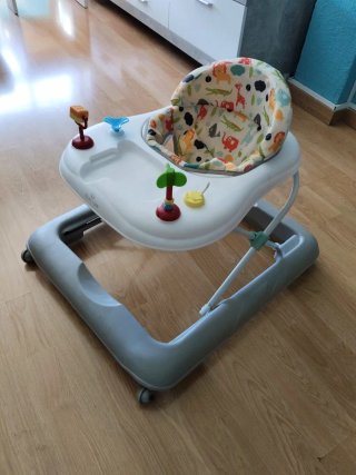 Andador infantil con juguetes