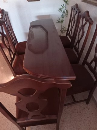 Mesa de madera con 6 sillas