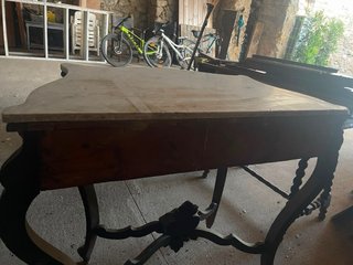 Mueble antiguo con tapa de mármol
