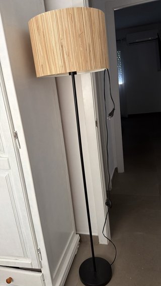 Lámpara de pie bambú y metal