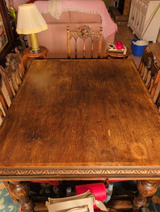 Muebles de salón antiguo tallado y mesa extensible