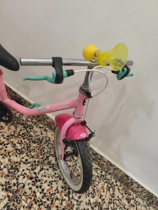 Bicicleta infantil rosa con ruedines
