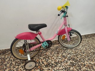 Bicicleta infantil rosa con ruedines