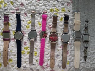 8 relojes de mujer variados.