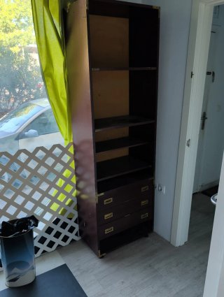 Estantería de madera con cajones