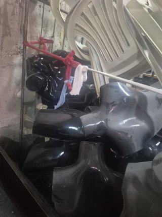 Maniquíes,cajas y estanterias tienda