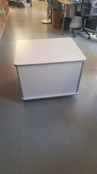 Mueble bajo de oficina con ruedas