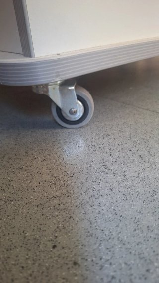 Mueble bajo de oficina con ruedas