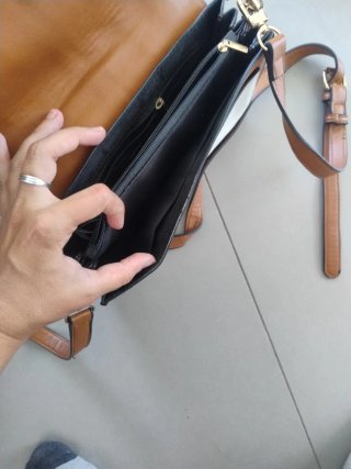 Bolso bandolera de cuero con rayas
