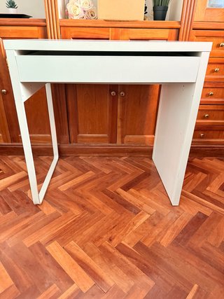 Escritorio blanco con cajón