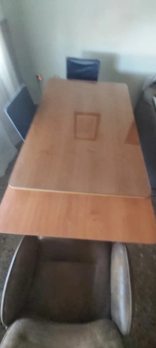 Mesa de comedor de madera con cristal. Extensible