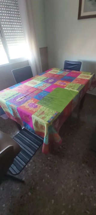 Mesa de comedor de madera con cristal. Extensible