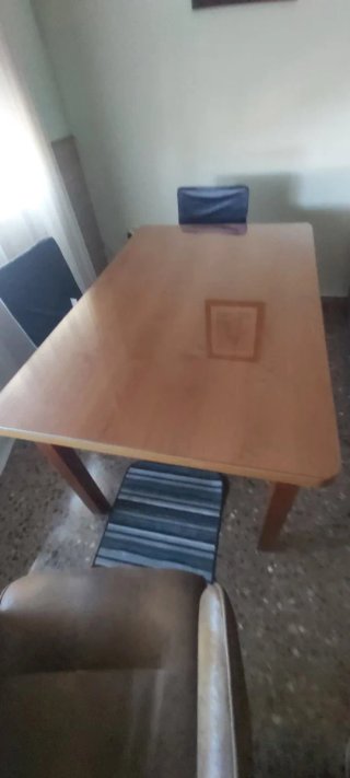 Mesa de comedor de madera con cristal. Extensible