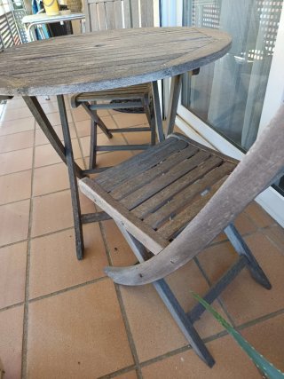 Conjunto mesa y dos sillas de madera