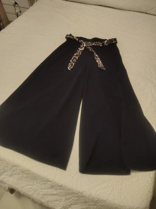 Pantalon palazzo azul con cinturón estampado