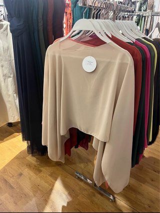 Capa beige de tejido ligero