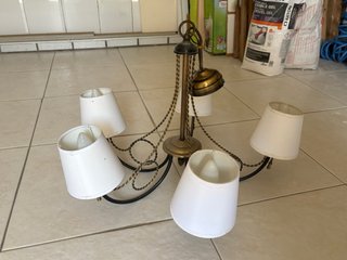 Lámpara de forja dorada y blanca