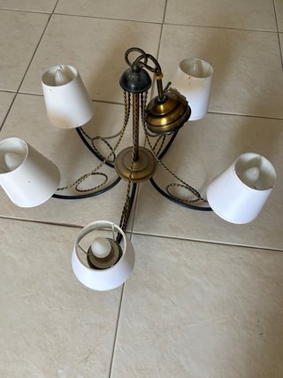 Lámpara de forja dorada y blanca
