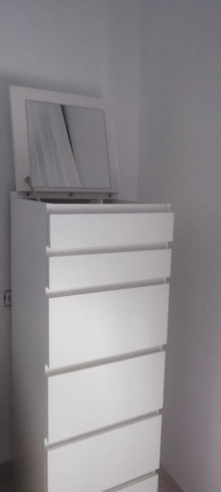 Cajonera Malm blanca con espejo