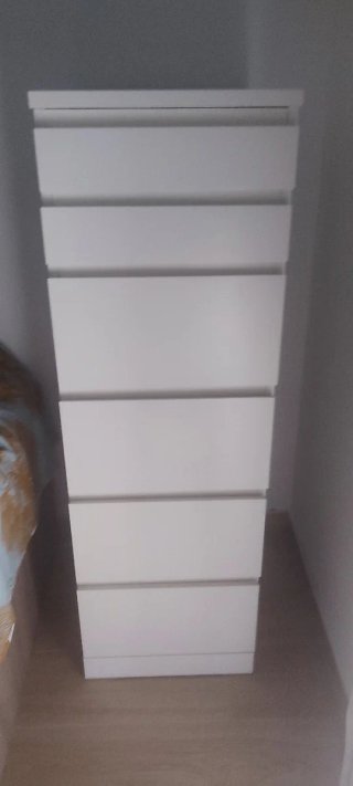 Cajonera Malm blanca con espejo