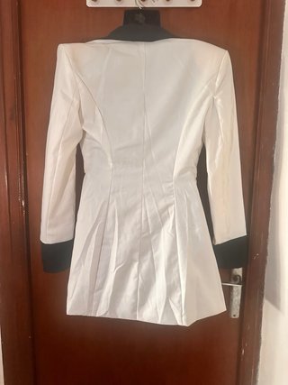 Vestido blazer blanco y negro